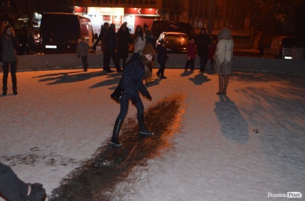 Діти зробили собі ковзанку у фонтані в центрі Луцька. ФОТО 