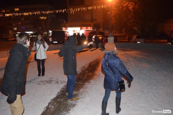 Діти зробили собі ковзанку у фонтані в центрі Луцька. ФОТО 