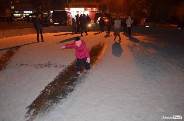 Діти зробили собі ковзанку у фонтані в центрі Луцька. ФОТО 