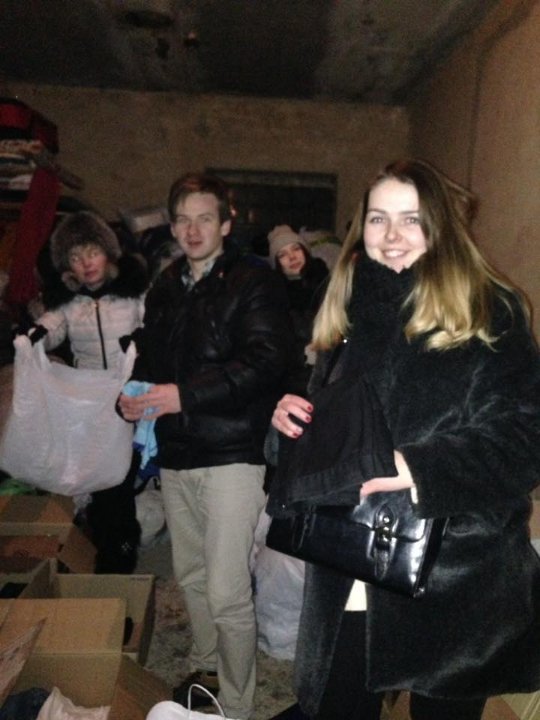 Луцькі волонтери вперше сортували речі з соціальних контейнерів