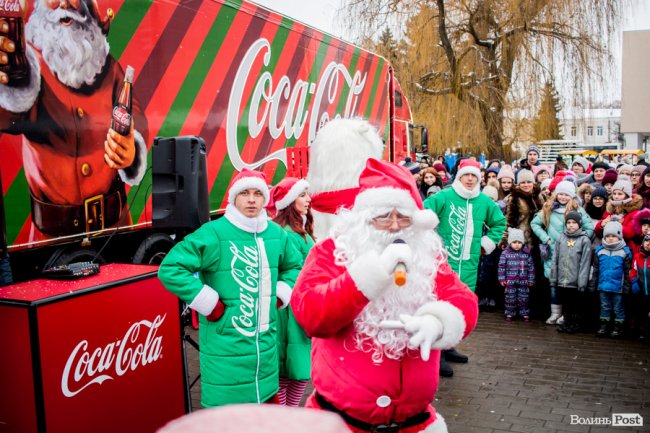 Центр Луцька «поставила на вуха» новорічна фура «Coca-Cola». ФОТО