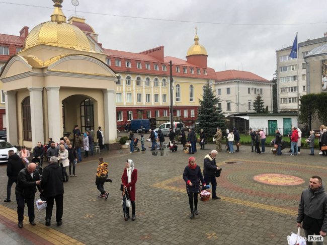 У луцькому соборі освячують великодні кошики. ФОТО