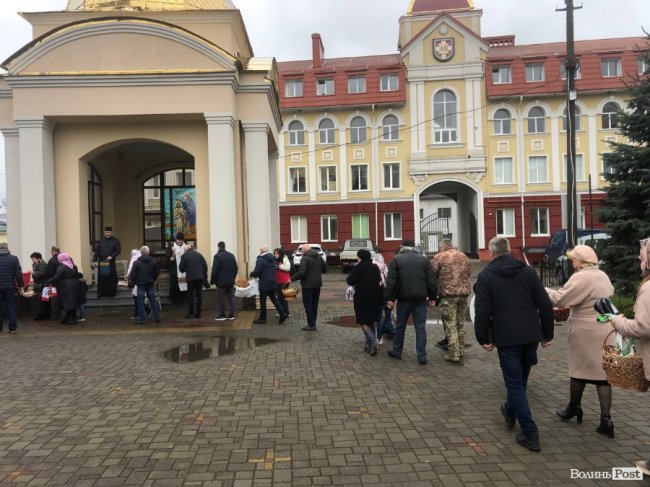 У луцькому соборі освячують великодні кошики. ФОТО