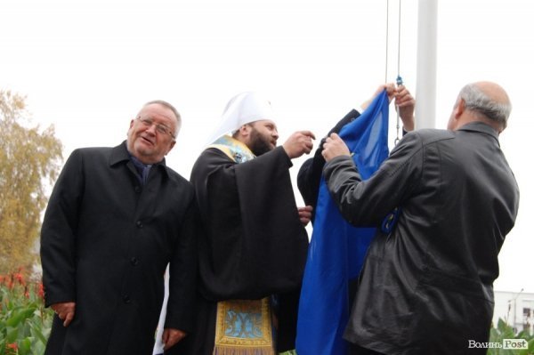 Біля Волинської ОДА повісили прапор Євросоюзу. ФОТО