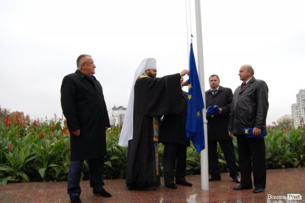 Біля Волинської ОДА повісили прапор Євросоюзу. ФОТО