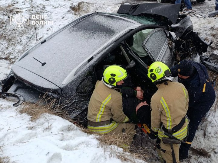 На Волині рятувальники вирізали водія з авто після ДТП