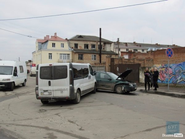 Два автомобілі не поділили дороги: ДТП у Володимирі-Волинському. ФОТО