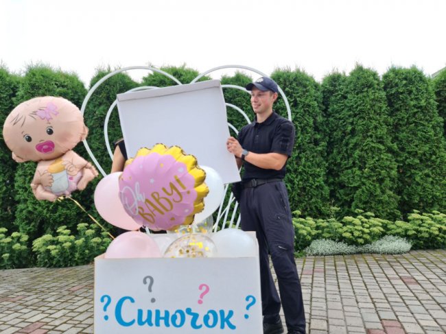 Поліцейський з Волині дізнався стать майбутньої дитини на блокпості. ФОТО