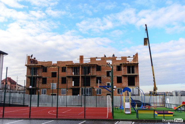 На «Олімпі» завершують будівництво «щасливого будинку»*. ФОТО