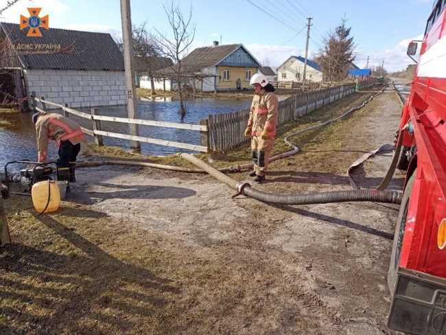 На Волині рятувальники відкачали майже 400 кубометрів води з підтоплених будинків