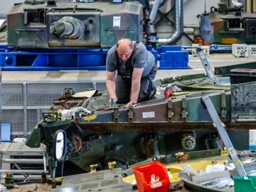 Міністр оборони Німеччини просить пришвидшити створення центру ремонту танків Leopard в Польщі