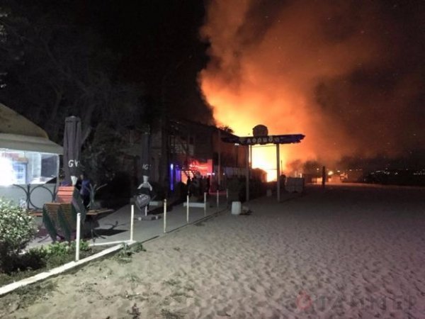 Бар в Одесі охопила сильна пожежа. ФОТО