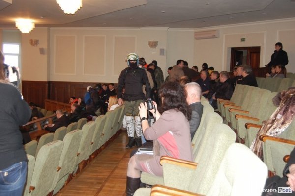 На сесію Волиньради прийшов «Правий сектор». ФОТО. ВІДЕО