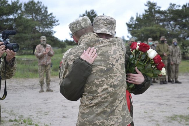 Перед поїздкою на Схід офіцер освідчився коханій на Рівненському полігоні. ФОТО