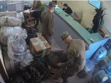 Російські військові-мародери за час війни відправили майже 60 тонн посилок