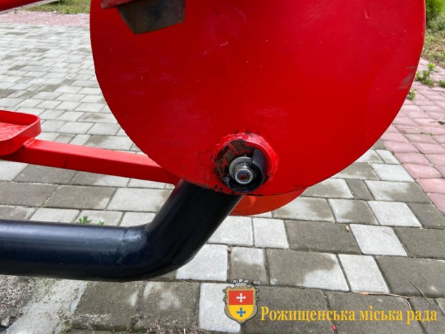 У місті на Волині невідомі понівечили тренажери на майданчику. ФОТО
