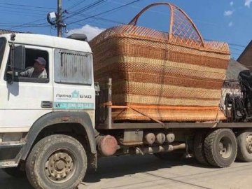 На Закарпатті сплели гігантський великодній кошик. ВІДЕО
