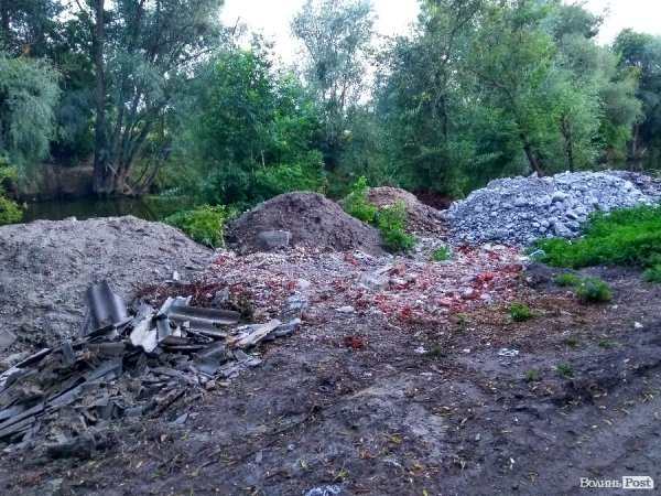 Будівельне сміття викидають в річку Стир. ФОТО