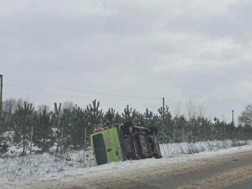 На Волині автомобіль злетів у кювет через негоду: постраждала молода жінка