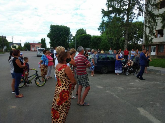 Лучани вимагають провести каналізацію до одного з мікрорайонів міста. ФОТО