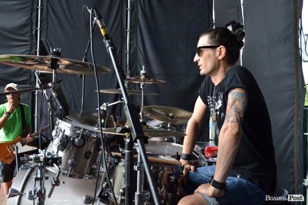 Барабанщик гурту 