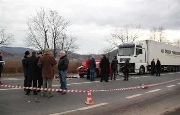 Жінка загинула, врізавшись у авто міліцейського начальника. ФОТО