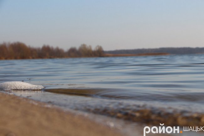 Сонячна осінь на волинському озері. ФОТО