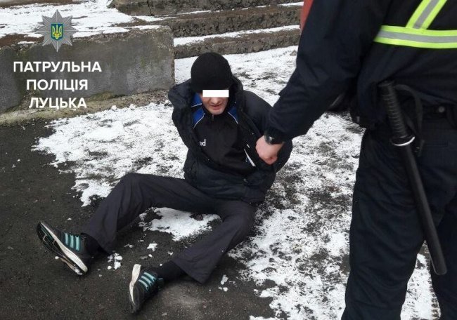 П’яний лучанин із ножем погрожував розправою матері