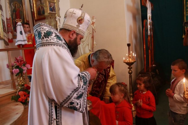 У місті на Волині освятили престол собору та накупольний хрест. ФОТО