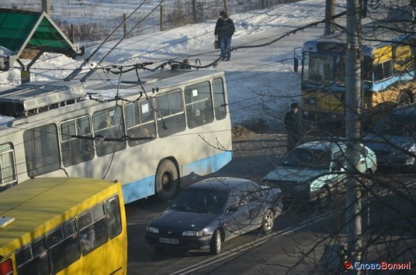 У Луцьку - тролейбусний затор. ФОТО