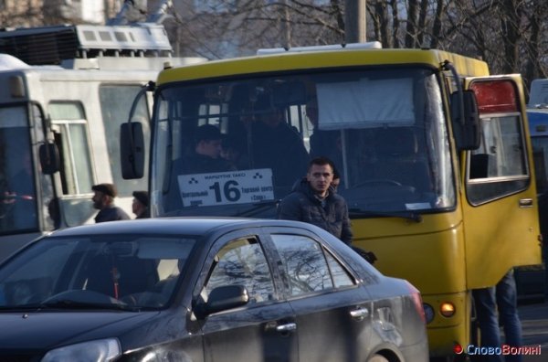 У Луцьку - тролейбусний затор. ФОТО