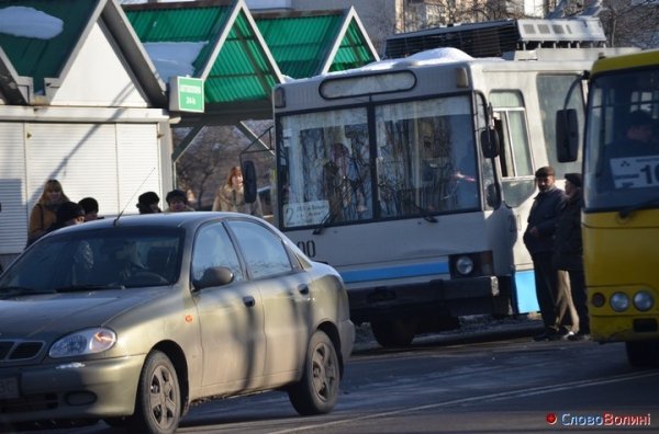У Луцьку - тролейбусний затор. ФОТО