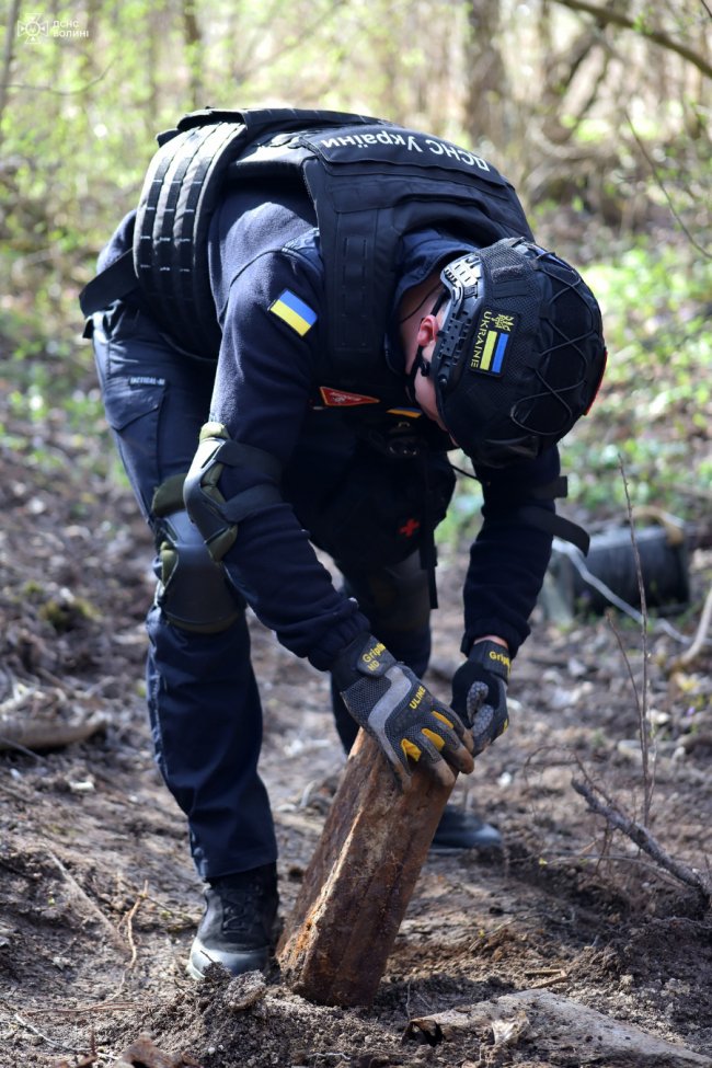 Через 80 років знайшли схрон з німецькою зброєю: на Волині знищили понад 160 боєприпасів 