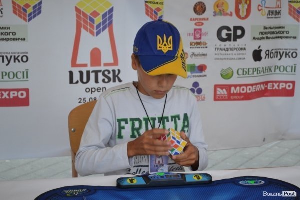 У Луцьку відбувся чемпіонат зі складання кубика Рубіка. ФОТО