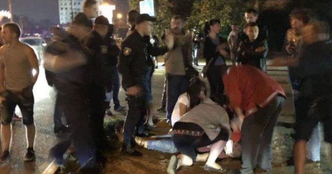 У Чернівцях автівка патрульних на смерть збила молодого хлопця. ФОТО