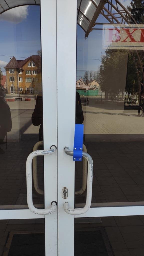 У Луцьку розробили  «антикоронавірусний» ґаджет для відкривання дверей зап’ястям, а не долонею