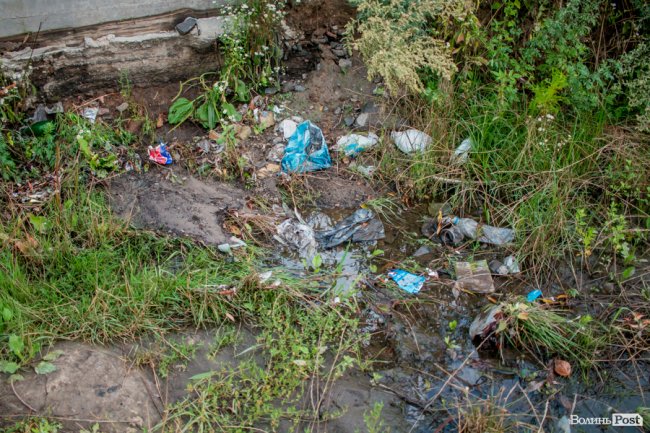 Сумна історія з-під луцького мосту: на березі Стиру «зачаїлися» купи сміття