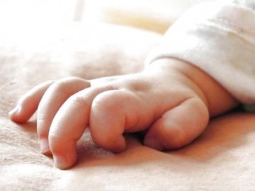 Тягла немовля по піску і кинула на пляжі: в Одесі розшукують горе-матір