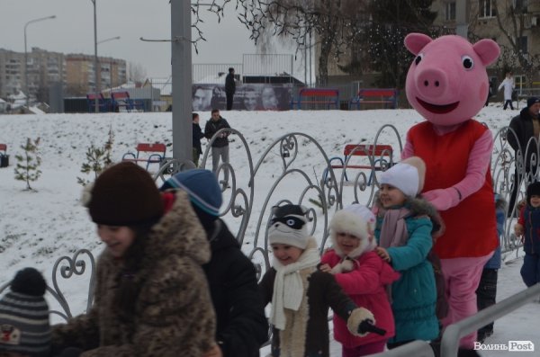 Луцький меценат Андрій Покровський влаштував різдвяне свято для соціально  незахищених діток