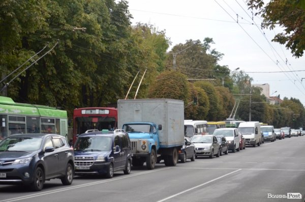 У Луцьку швидкі прориваються крізь затори, які спричинені ремонтом. ФОТО