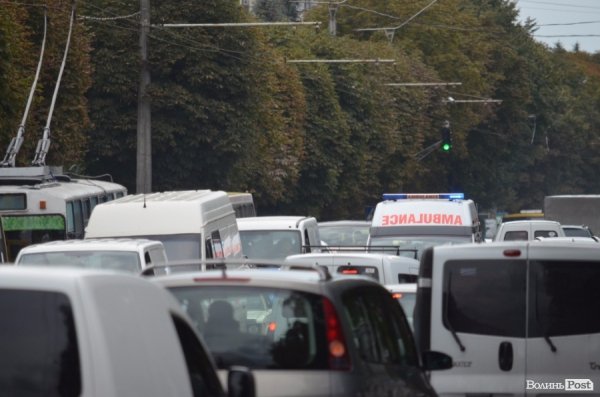 У Луцьку швидкі прориваються крізь затори, які спричинені ремонтом. ФОТО