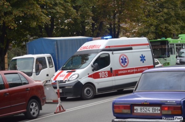 У Луцьку швидкі прориваються крізь затори, які спричинені ремонтом. ФОТО