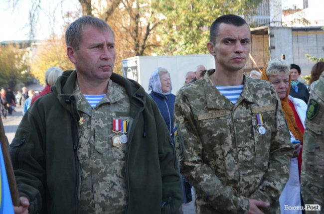 Із квітами та на колінах: у Луцьку вшанували полеглих захисників. ФОТО