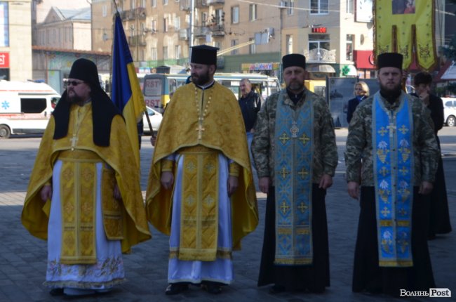 Із квітами та на колінах: у Луцьку вшанували полеглих захисників. ФОТО