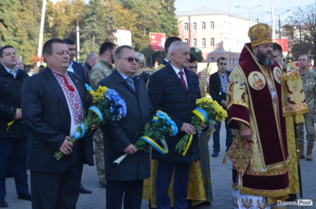 Із квітами та на колінах: у Луцьку вшанували полеглих захисників. ФОТО