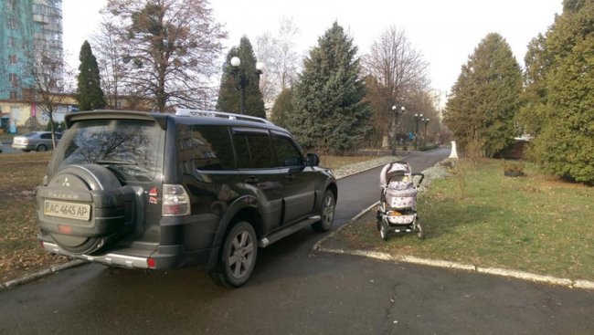 «Автоандон» на джипі заблокував тротуар біля дитячої поліклініки в Луцьку. ФОТО