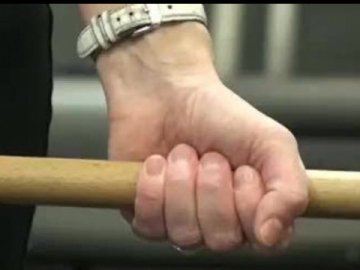 На Волині завідувачка дитсадка палкою відгамселила 16-річну дівчину