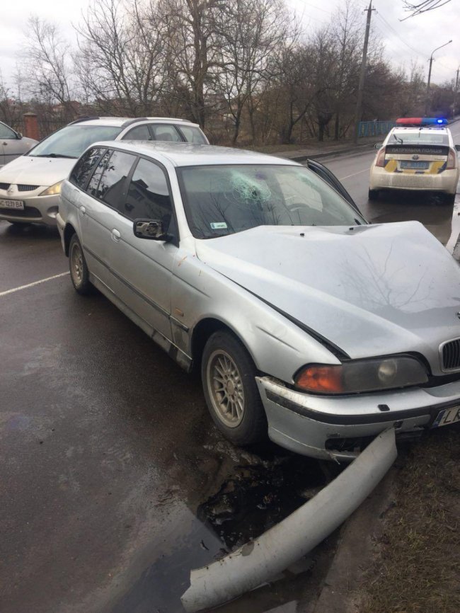 У Луцьку авто в’їхало в дерево. ФОТО