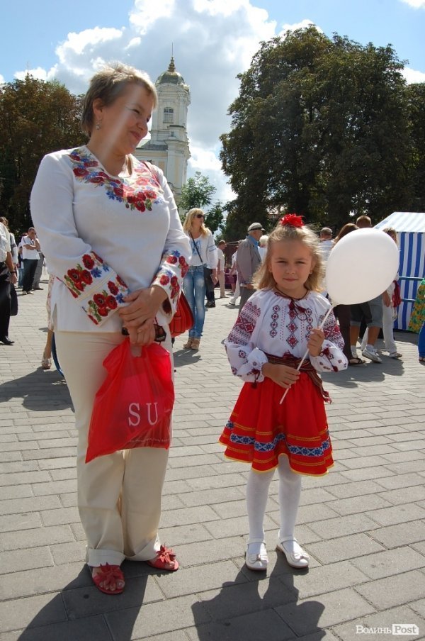 Акція «Українська вишиванка» у Луцьку. ФОТО