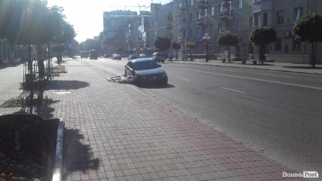У центрі Луцька за два дні так і не забрали авто після аварії
